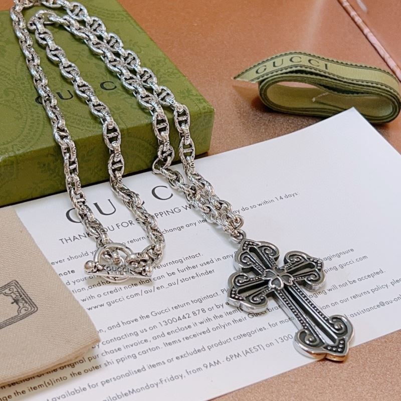 G*u*i necklaces